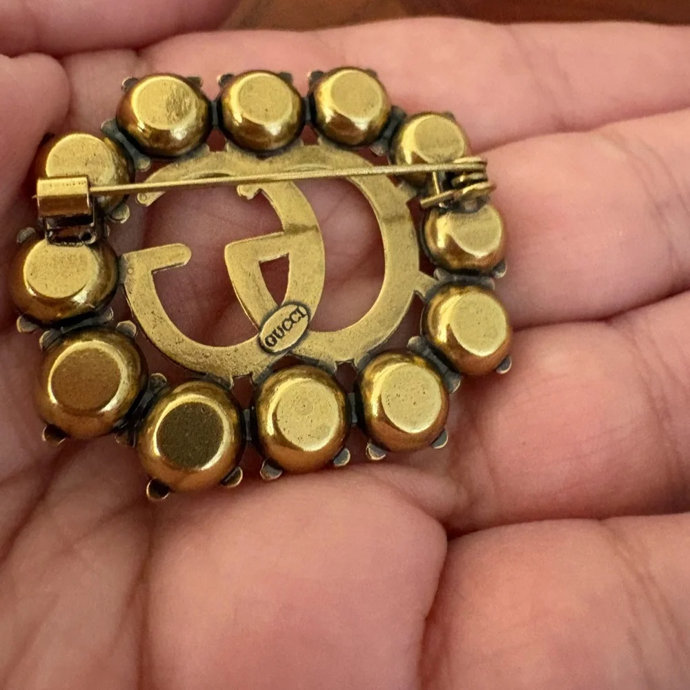 New with box and dustbag Gucci Gold tone double  G Brooch with Clear Crystals - Picture 4 of 4